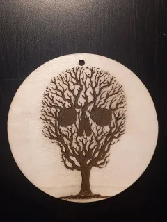 decorazione legno albero teschio