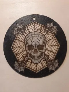 decorazione legno teschio ragnatela